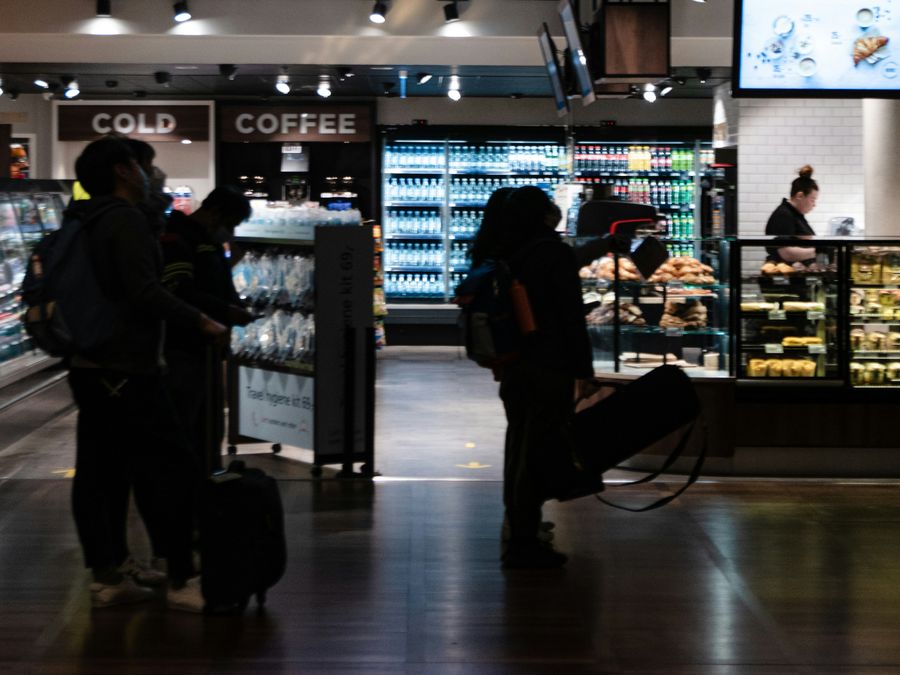 Magasin de proximité avec vitrines réfrigérées et boissons